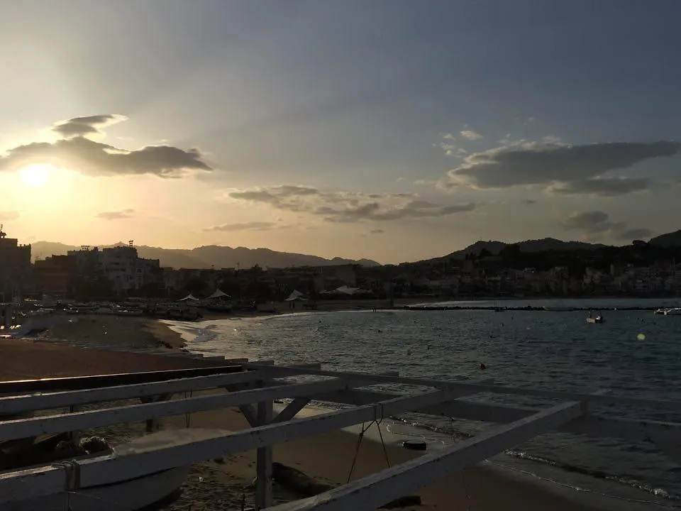 B&B La Casa Di Luigi Giardini-Naxos 3*,