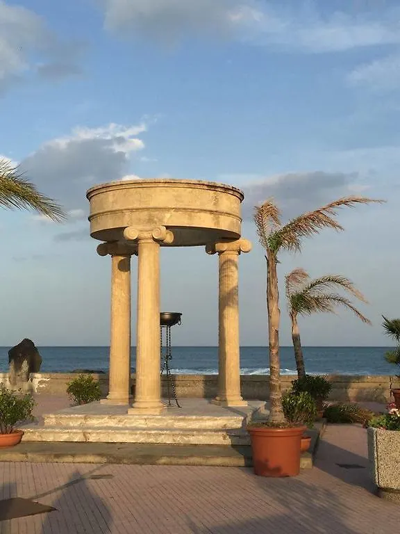 B&B La Casa Di Luigi Giardini-Naxos Italië